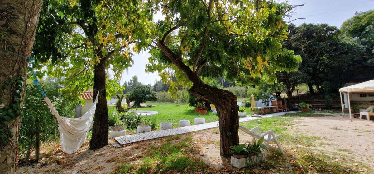 White Fountain Eco Park grounds, lawns and pool in Rio Maior