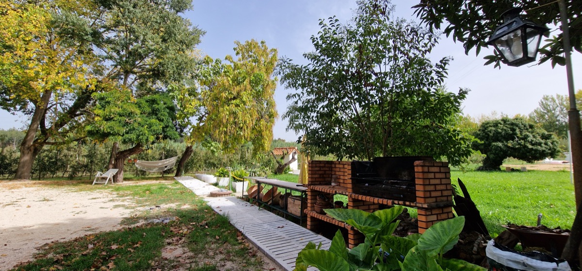 White Fountain Eco Park grounds, lawns and pool in Rio Maior