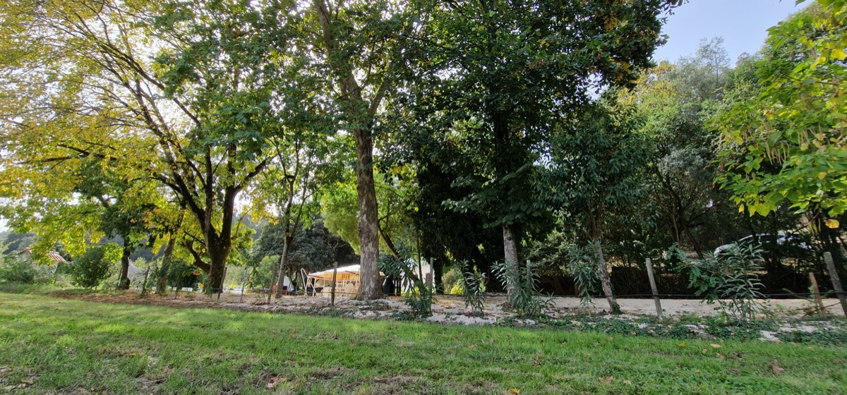 White Fountain Eco Park grounds, lawns and pool in Rio Maior
